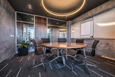 B-Line - realizace pokládky podlahy v konferenční místnosti
